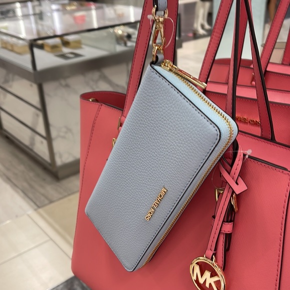 MICHAEL KORS LARGE TRAVEL CONTINENTAL WRISTLET WALLET PHONEHOLDER 
Vista Blue - Picture 14 of 16